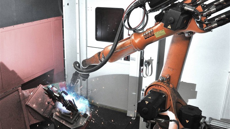 點擊打開原圖 KUKA KR16機(jī)器人在進(jìn)行車軸焊接工作
